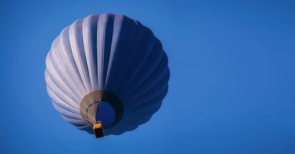 空に濃い青の風船 航空宇宙飛行士 籠の中の人 楽しいよ 夏のエンターテイメント ロマンチックな冒険 — ストック写真