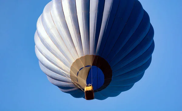 Σκούρο Μπλε Μπαλόνι Στον Ουρανό Αεροστάτη Άνθρωποι Στο Καλάθι Διασκεδαστικό — Φωτογραφία Αρχείου