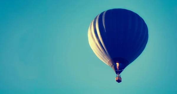 Balão Azul Escuro Céu Aerostato Pessoas Cesto Divertido Entretenimento Verão — Fotografia de Stock