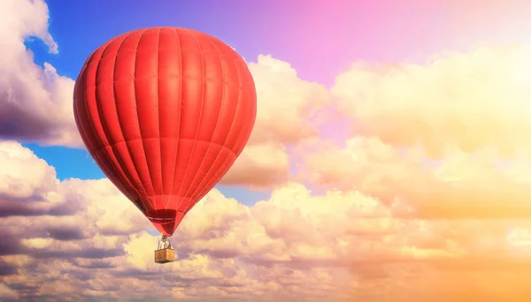 Globo Rojo Contra Cielo Azul Nublado Rayos Sol Deslumbramiento Nubes —  Fotos de Stock