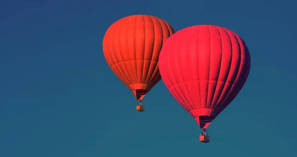 空に赤い風船が二つ 航空宇宙飛行士 籠の中の人 楽しいよ 夏のエンターテイメント ロマンチックな冒険だ モダンなトーン写真 — ストック写真