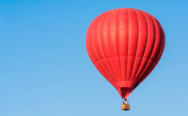 Balão Vermelho Céu Aerostato Pessoas Cesto Divertido Entretenimento Verão Aventuras — Fotografia de Stock