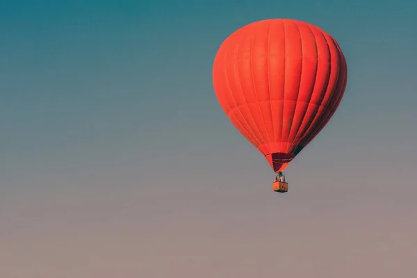 Röd Ballong Himlen Aerostat Folk Korgen Kul Sommarunderhållning Romantiska Äventyr — Stockfoto