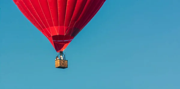 Balão Vermelho Céu Aerostato Pessoas Cesto Divertido Entretenimento Verão Aventuras — Fotografia de Stock