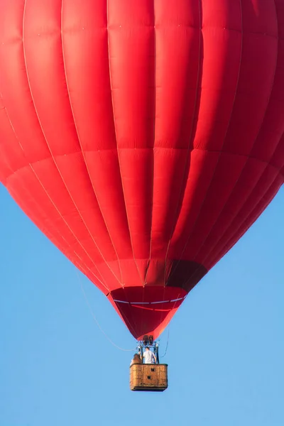 空に赤い風船 航空宇宙飛行士 籠の中の人 楽しいよ 夏のエンターテイメント ロマンチックな冒険 — ストック写真