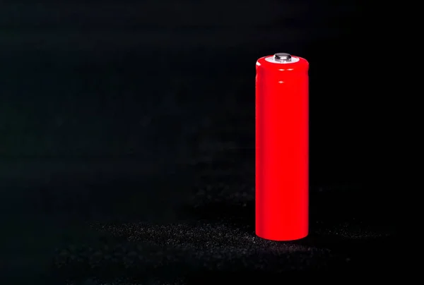 Ett Rött Batteri Närbild Mörk Svart Suddig Bakgrund Elektricitet Batterikraft — Stockfoto