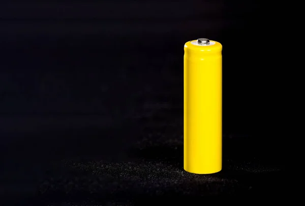 Ett Gult Batteri Närbild Mörk Svart Suddig Bakgrund Elektricitet Batterikraft — Stockfoto