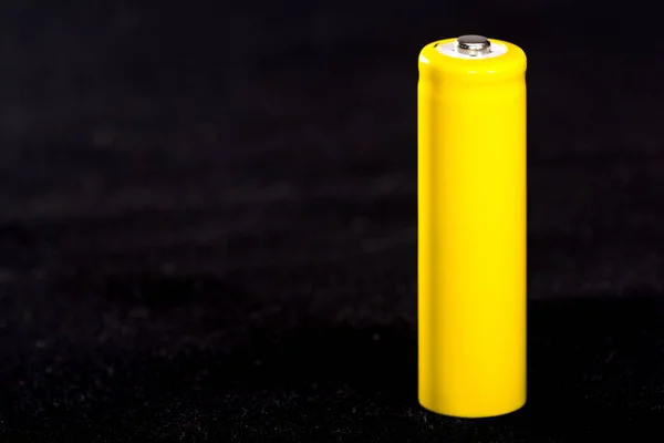 Gros Plan Jaune Batterie Sur Fond Noir Foncé Flou Électrique — Photo