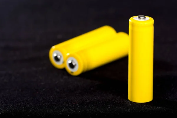 Τρεις Κίτρινες Μπαταρίες Κοντά Σκούρο Μαύρο Θολή Φόντο Ηλεκτρικά Ισχύς — Φωτογραφία Αρχείου