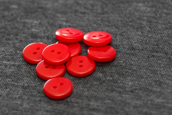 Яскраво Червоні Кнопки Сіра Тканина Розмитий Фон Концепція Швейної Промисловості — стокове фото