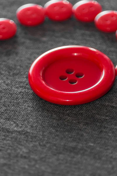 Яскраво Червоні Кнопки Сіра Тканина Розмитий Фон Концепція Швейної Промисловості — стокове фото