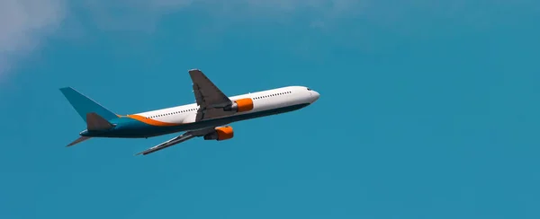 大きな白い旅客機が離陸する 貨物と旅客輸送 夏のリゾートへのフライト 真っ青な空 空の飛行機 モダンなトーン写真 — ストック写真