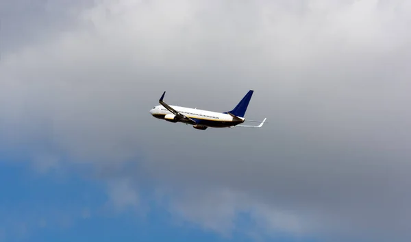 Startuje Duży Biały Samolot Pasażerski Transport Towarowy Pasażerski Lot Letniej — Zdjęcie stockowe