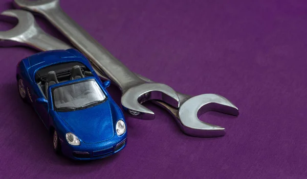 Голубая Игрушечная Машина Два Ключа Кабриолет Концепция Обслуживания Автомобилей Ремонт — стоковое фото