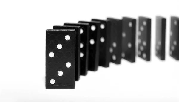 Zakrzywiony Rząd Czarnych Drewnianych Domino Stojących Białym Tle Gra Logiczna — Zdjęcie stockowe