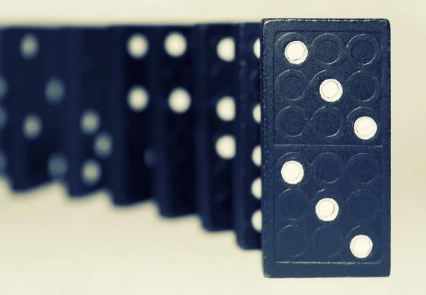 Gebogen Rij Zwarte Houten Dominostenen Een Witte Achtergrond Logisch Spel — Stockfoto