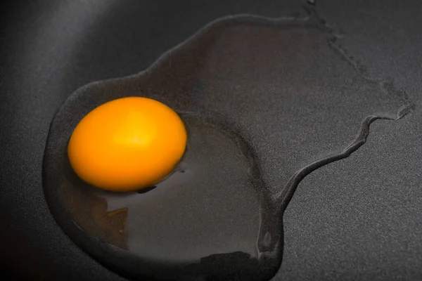 Raw Egg Teflon Non Stick Frying Pan Close Kitchen Black — Stock Photo, Image