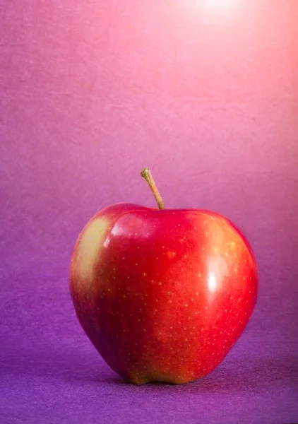 Red Apple Closeup Violet Background Juicy Fruit Healthy Food Vitamins — Stock Photo, Image