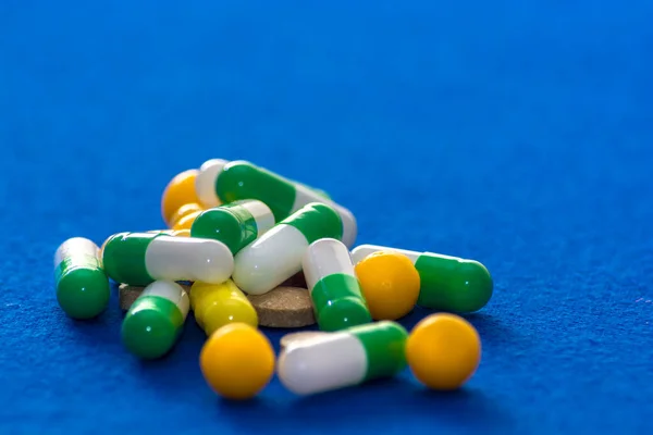 Tabletki Medyczne Lek Kapsułki Niebieskie Tło Koncepcja Opieki Zdrowotnej Wolne — Zdjęcie stockowe
