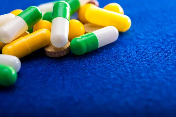 Pastillas Médicas Cápsulas Color Medicación Fondo Azul Concepto Salud Espacio — Foto de Stock