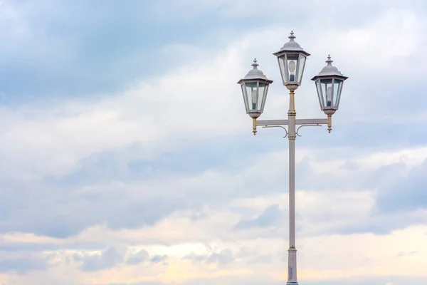 Alte Straßenlaterne Vor Wolkenverhangenem Himmel Sanfte Farben Schöner Hintergrund — Stockfoto