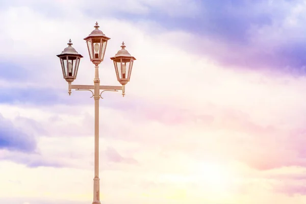 Alte Straßenlaterne Vor Wolkenverhangenem Himmel Sanfte Farben Schöner Hintergrund — Stockfoto
