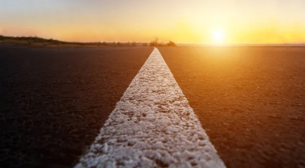 Witte Scheidingsstrook Een Asfaltweg Snelweg Weg Gaat Naar Horizon Zonsondergang — Stockfoto