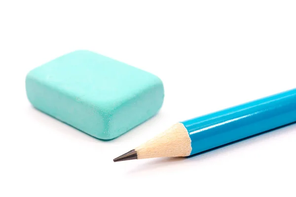 蓝色铅笔和蓝色橡皮擦在白色背景上 回学校去学习 文具店业务概念 — 图库照片