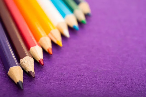 Nueve Lápices Multicolores Sobre Fondo Fieltro Morado Lápices Diferentes Colores — Foto de Stock