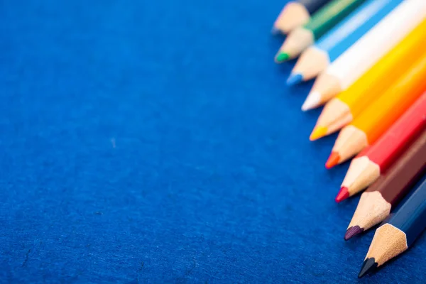 在紫色的感觉背景上有9支彩色铅笔 不同颜色的铅笔 有文字空间 回学校去艺术课 — 图库照片