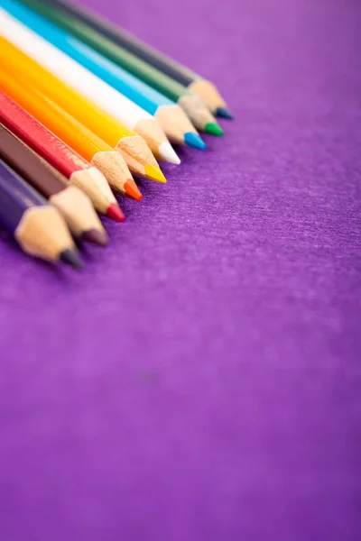 在紫色的感觉背景上有9支彩色铅笔 不同颜色的铅笔 有文字空间 回学校去艺术课 — 图库照片