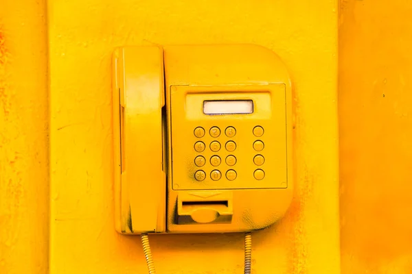 Botões Tela Telefone Amarelo Rua Velha — Fotografia de Stock