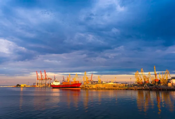 港の警備員だ 船に積み込め 綺麗な雲だ 穏やかな海 商品の国際輸送 ポートクレーン — ストック写真