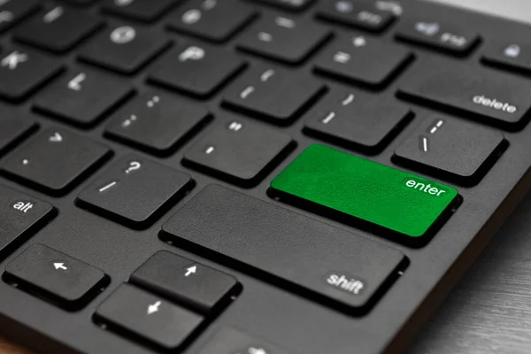 ブラック コンピュータ キーボード 入力ボタンは緑色で強調表示されます 作戦を開始しろ 近代技術 — ストック写真