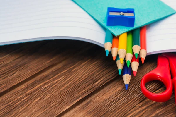 Lápices Colores Sacapuntas Tijeras Hojas Para Notas Cuaderno Abierto Sobre — Foto de Stock