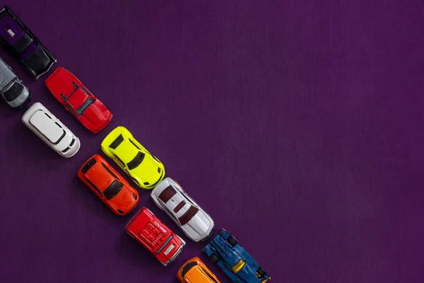 Bunte Kinderspielzeugautos Lila Hintergrund Leuchtende Farben Automotive Business Konzept Leerer — Stockfoto