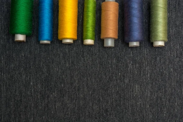 재봉틀 과빨간 단추를 회색의 아틀리에 의설계 — 스톡 사진