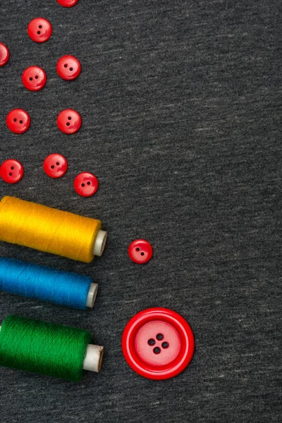 Dikiş Dikmek Için Renkli Parlak Iplikler Kırmızı Düğmeler Gri Bulanık — Stok fotoğraf