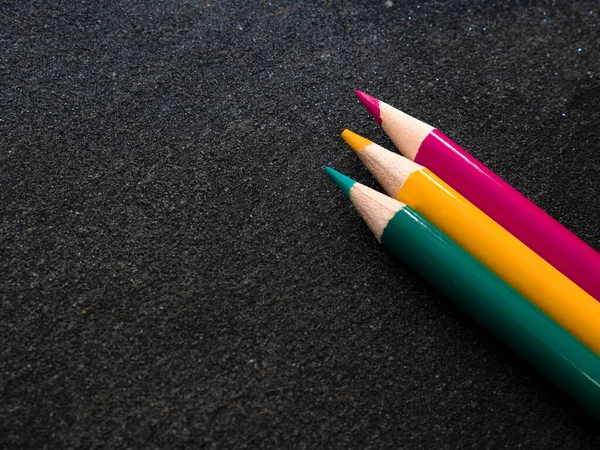 深色黑色底色上明亮的彩色铅笔 七色彩虹 回学校去教育和创造力 绘画和艺术 文件的自由篇幅 — 图库照片