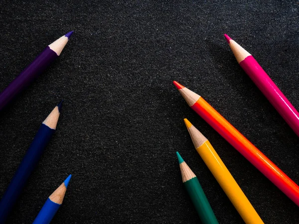 深色黑色底色上明亮的彩色铅笔 七色彩虹 回学校去教育和创造力 绘画和艺术 文件的自由篇幅 — 图库照片