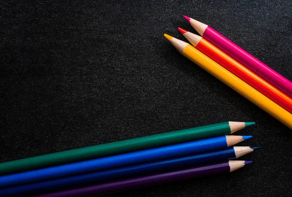 Lápices Colores Brillantes Sobre Fondo Negro Oscuro Siete Colores Del — Foto de Stock