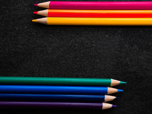 Lápices Colores Brillantes Sobre Fondo Negro Oscuro Siete Colores Del — Foto de Stock