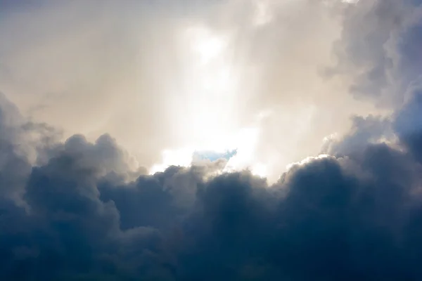 空に暗い嵐の雲 背景を明るくする 明るい色 — ストック写真