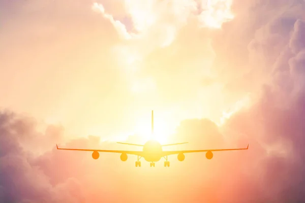 Samolot Leci Chmurach Słońcu Promienie Słoneczne Przedostają Się Przez Chmury — Zdjęcie stockowe