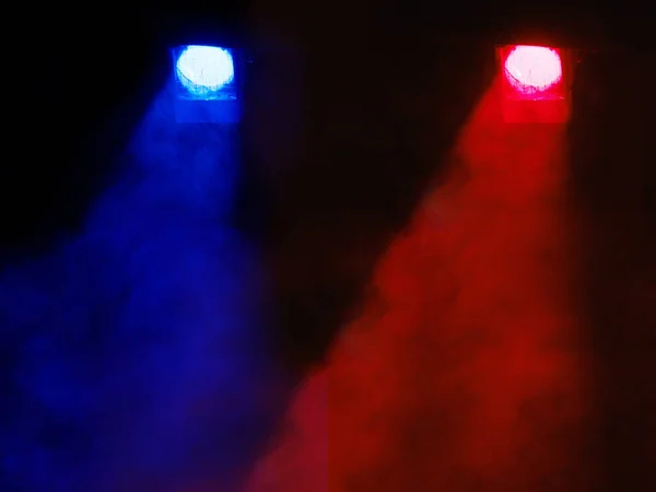 Θεατρικό Φως Μπλε Και Κόκκινοι Προβολείς Μια Ακτίνα Φωτός Στο — Φωτογραφία Αρχείου