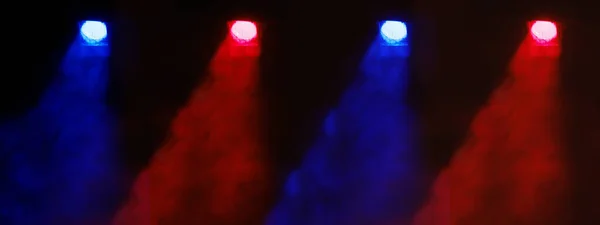 Θεατρικό Φως Μπλε Και Κόκκινοι Προβολείς Μια Ακτίνα Φωτός Στο — Φωτογραφία Αρχείου