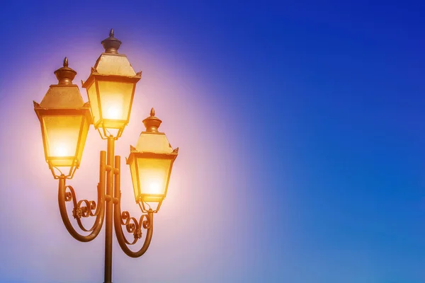 Luz Rua Velha Fundo Céu Luz Lanterna Espaço Para Texto — Fotografia de Stock