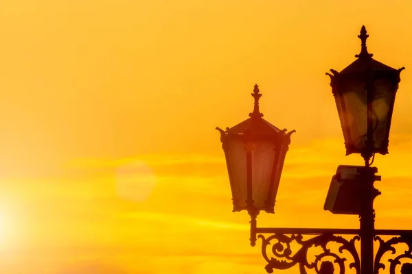 Oude Elektrische Straatverlichting Gele Zonsopgang Hemel Achtergrond Zonneschijn Ruimte Voor — Stockfoto