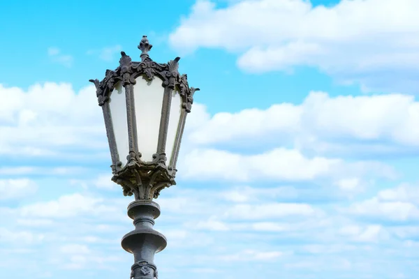 Schöne Old Street Licht Auf Blauem Wolkenverhangenem Himmel Hintergrund Raum — Stockfoto