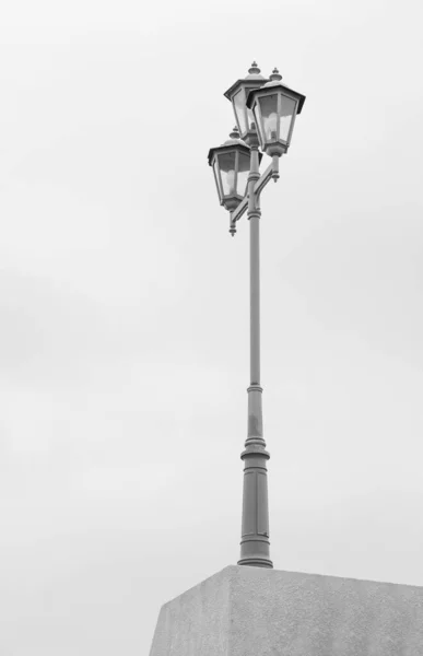 Oude Straat Licht Hemel Achtergrond — Stockfoto